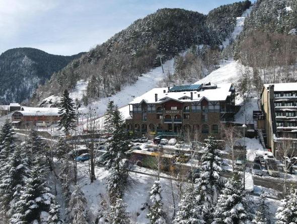 Una ubicación privilegiada entre montañas Ushuaia The Mountain Hotel  Arinsal Una ubicación privilegiada entre montañas Ushuaia The Mountain Hotel  Arinsal