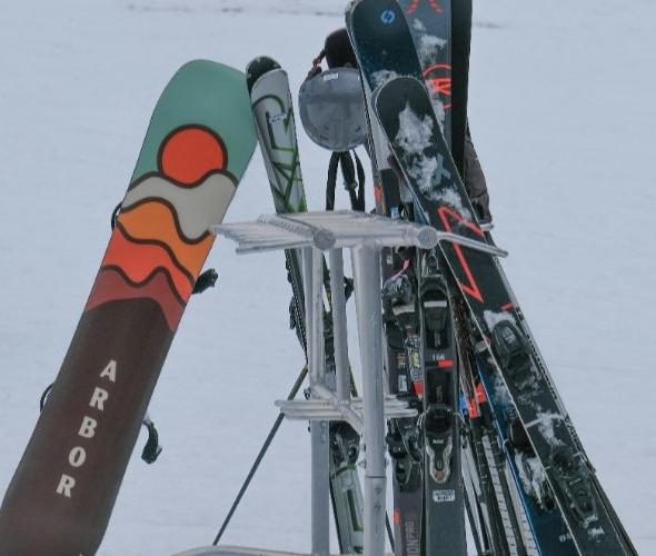 Tienda de alquiler de material y de ropa de esquí en el mismo hotel Ushuaia The Mountain Hotel Arinsal Tienda de alquiler de material y de ropa de esquí en el mismo hotel Ushuaia The Mountain Hotel Arinsal