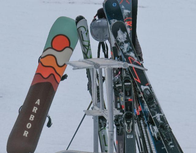 Tienda de alquiler de material y de ropa de esquí en el mismo hotel Ushuaia The Mountain Hotel Arinsal Tienda de alquiler de material y de ropa de esquí en el mismo hotel Ushuaia The Mountain Hotel Arinsal